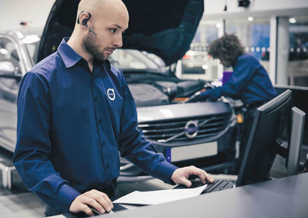 Volvo-mekaanikko työn ääressä