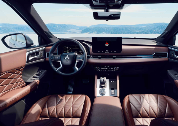 Täysin uusi Mitsubishi Outlander -matkustamo