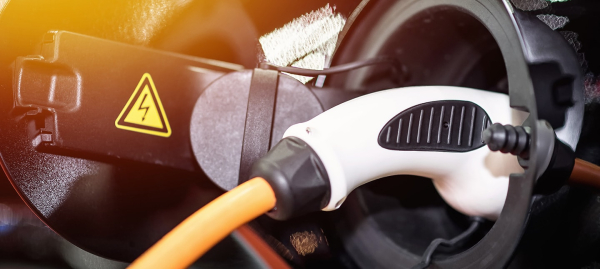 Ympäristöystävällisemmät hybridi- ja täyssähköautot ovat tulleet jäädäkseen myös Auto-Kiltaan