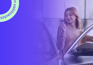 Nainen nousemassa autoon