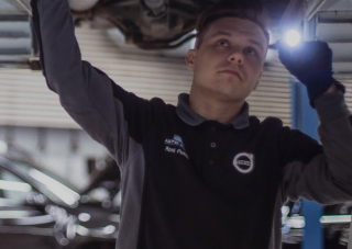 Parasta mahdollista osaamista saat merkkiisi erikoistuneilta mekaanikoilta, jotka löytyvät vain valtuutetuista merkkiliikkeistä.