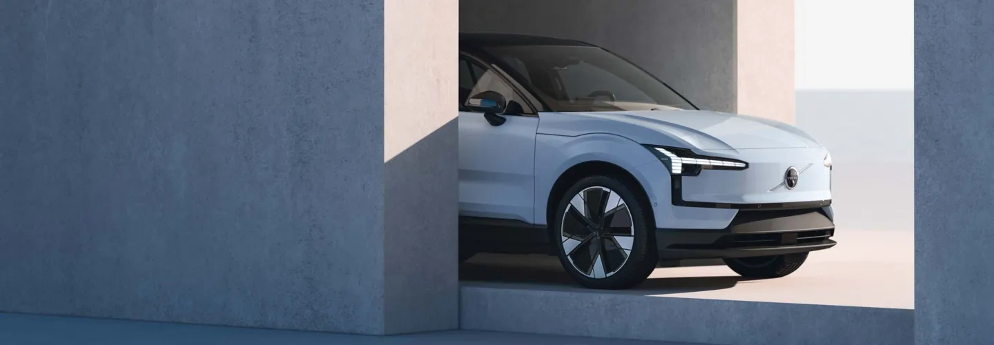 EX30 keula näkyy seinän takaa herokuva