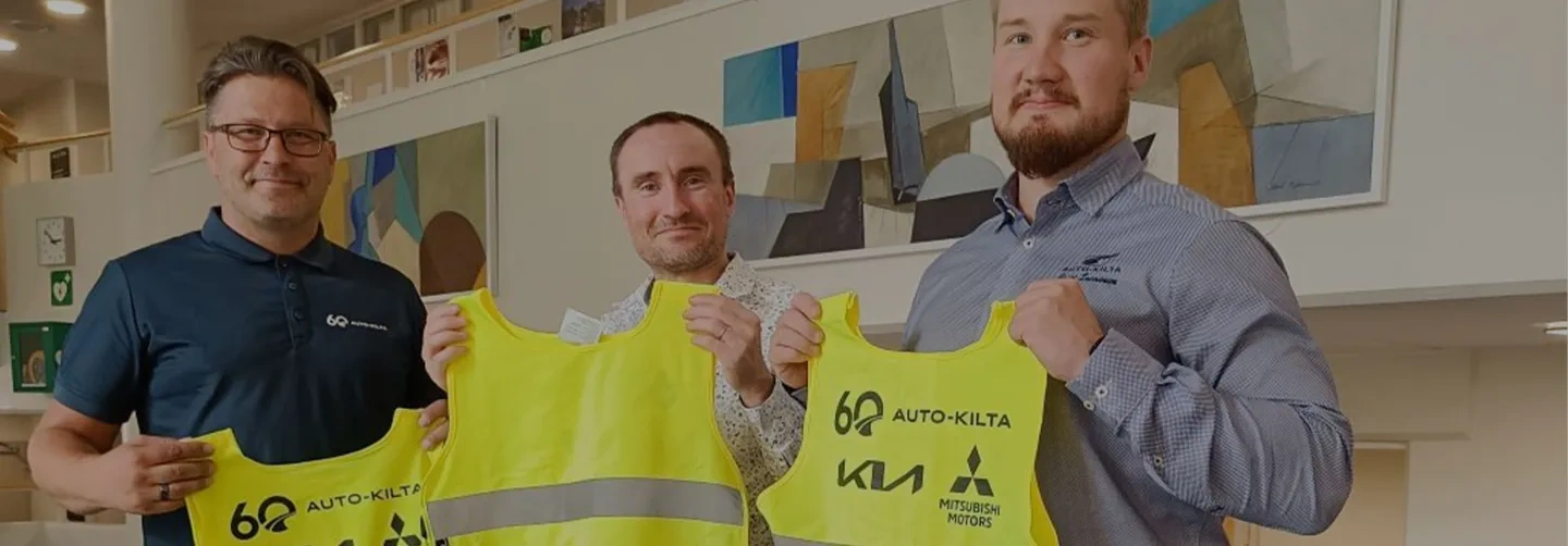 Auto-Kiltalaiset jakavat huomioliivejä koululaisille