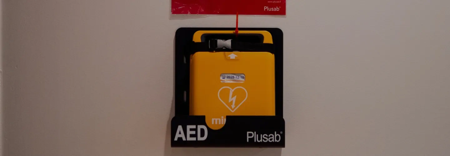 Defibrillaattori Auto-Killan toimipisteellä