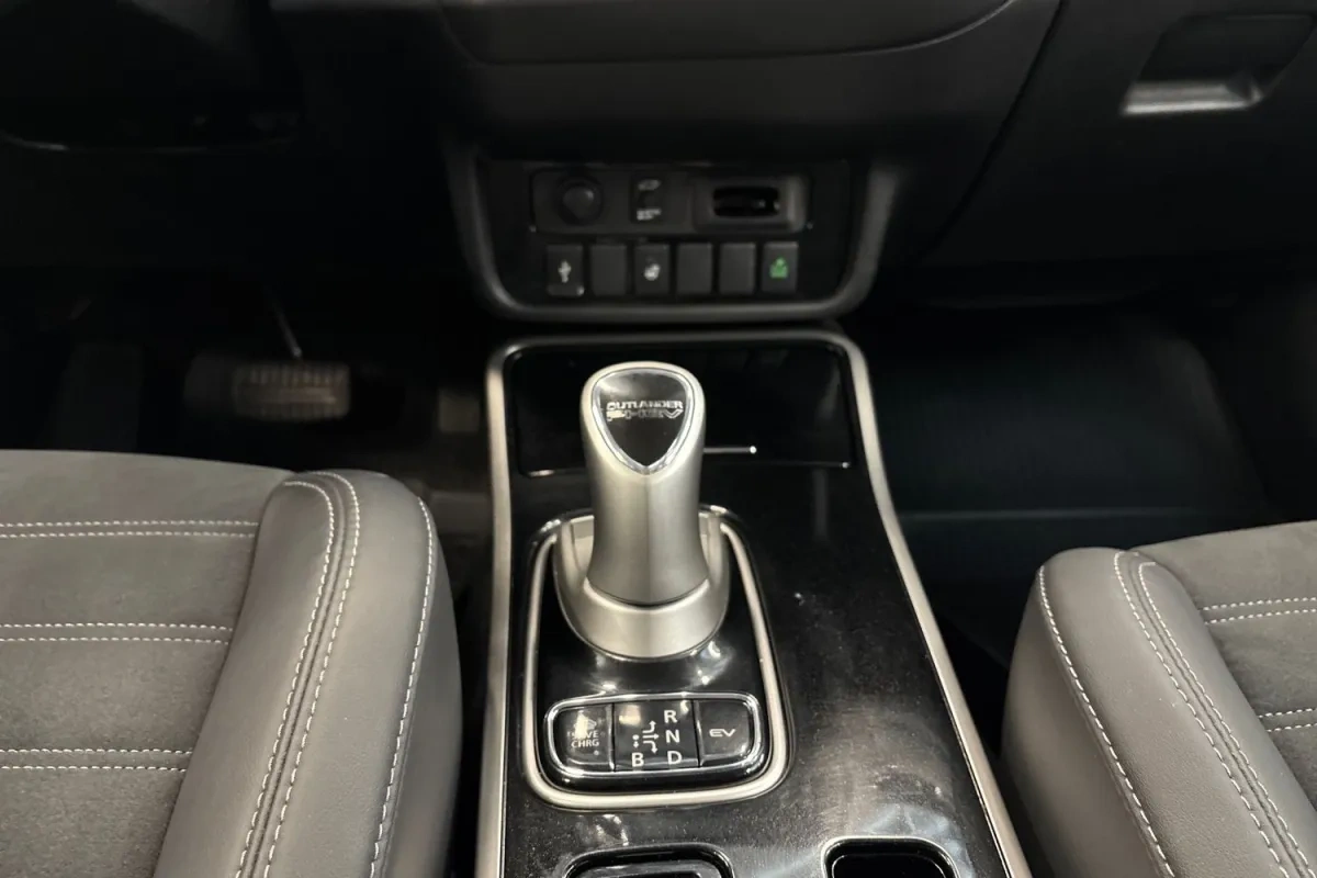 MITSUBISHI Outlander PHEV